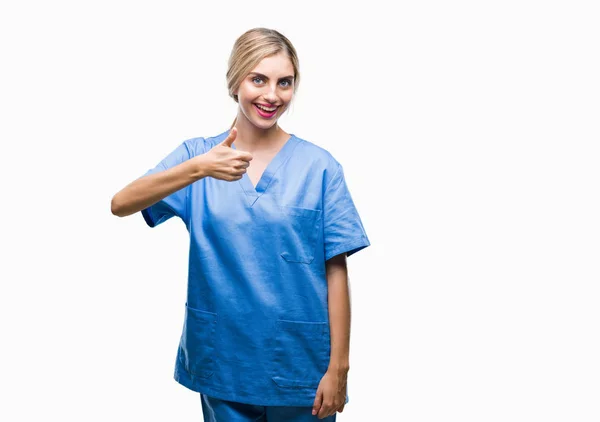 Νέοι Όμορφη Ξανθιά Γιατρός Χειρουργός Νοσοκόμα Γυναίκα Απομονωμένη Φόντο Κάνει — Φωτογραφία Αρχείου