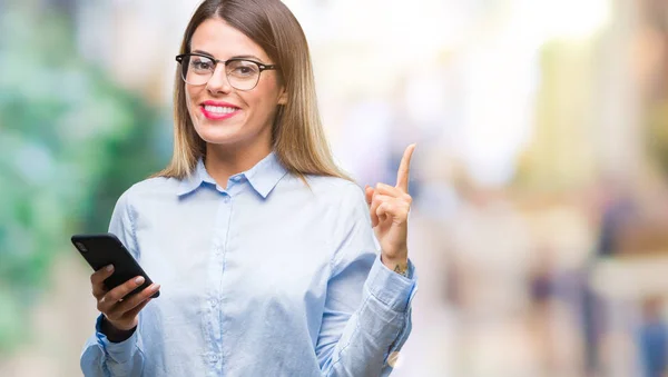 Joven Hermosa Mujer Negocios Mensaje Texto Utilizando Teléfono Inteligente Sobre —  Fotos de Stock