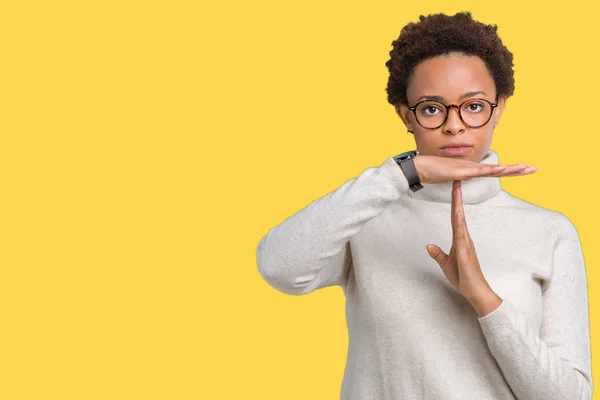 Jonge Mooie Afrikaanse Amerikaanse Vrouw Bril Geïsoleerde Achtergrond Doen Time — Stockfoto