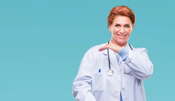 Médico Caucásico Mayor Mujer Vistiendo Uniforme Médico Sobre Fondo Aislado — Foto de Stock