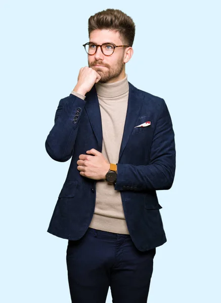 Junger Gutaussehender Geschäftsmann Mit Brille Die Hand Kinn Nachdenklich Fragend — Stockfoto
