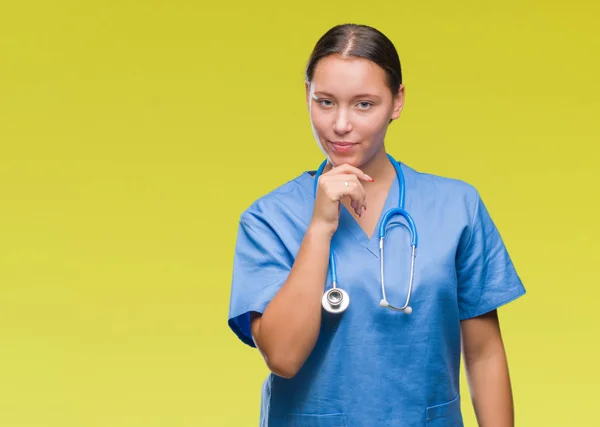 Jonge Blanke Dokter Vrouw Medische Uniform Dragen Geïsoleerde Achtergrond Zoek — Stockfoto