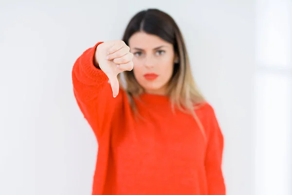 Giovane Donna Che Indossa Casual Maglione Rosso Sfondo Isolato Cercando — Foto Stock