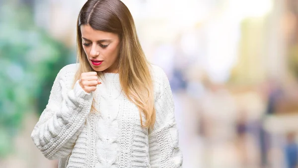 体調不良や風邪や気管支炎の症状として咳を感じて孤立の背景に若くてきれいな女性カジュアルな白いセーター ヘルスケアの概念 — ストック写真