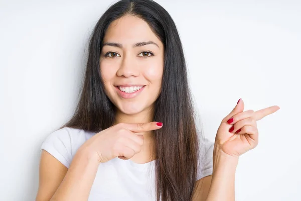 Mooie Brunette Vrouw Geïsoleerde Achtergrond Glimlachen Kijken Naar Camera Met — Stockfoto