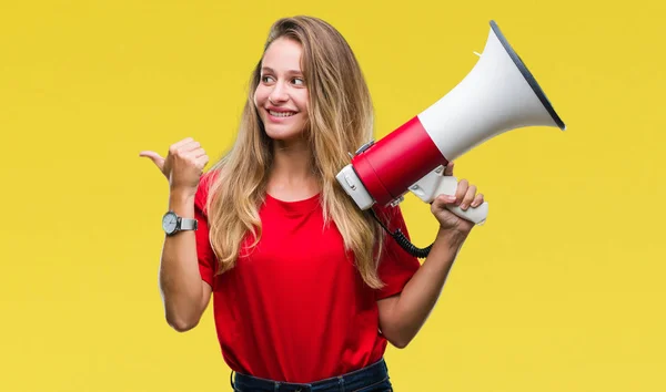 Jonge Mooie Blonde Vrouw Schreeuwen Door Megafoon Geïsoleerde Achtergrond Aan — Stockfoto