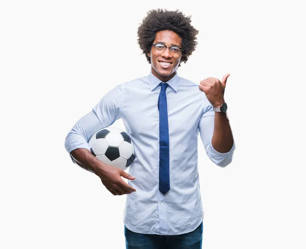 指していると幸せそうな顔を笑顔で側まで親指で示す分離の背景にサッカー ボールを保持しているアフロ アメリカン マネージャー男 — ストック写真