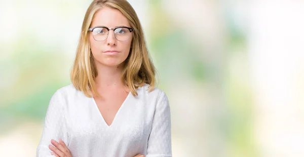 Mulher Bonita Usando Óculos Sobre Fundo Isolado Cético Nervoso Desaprovando — Fotografia de Stock