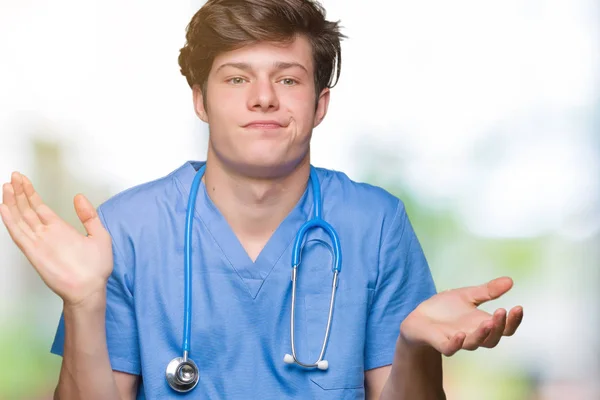 Νεαρός Γιατρός Φορώντας Ιατρική Στολή Πάνω Απομονωμένες Φόντο Ανίδεοι Και — Φωτογραφία Αρχείου