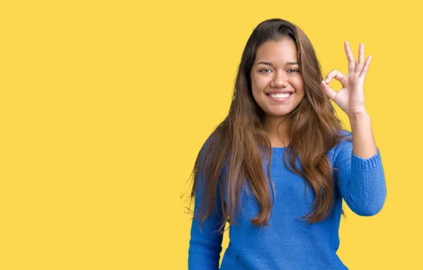 Jovem Bela Mulher Morena Vestindo Camisola Azul Sobre Fundo Isolado — Fotografia de Stock