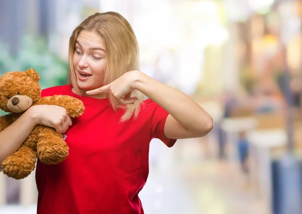 Jonge Kaukasische Vrouw Houdt Van Schattige Teddybeer Geïsoleerde Achtergrond Erg — Stockfoto