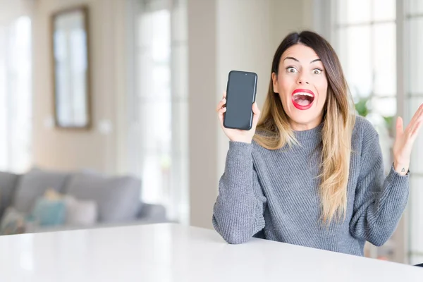 Jovem Mulher Bonita Mostrando Tela Smartphone Casa Muito Feliz Animado — Fotografia de Stock