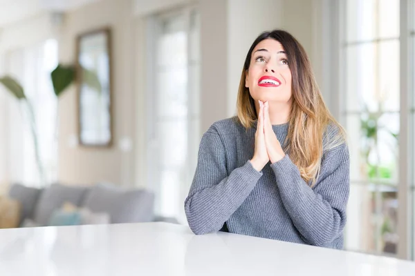 Junge Schöne Frau Winterpullover Hause Betteln Und Beten Mit Händen — Stockfoto