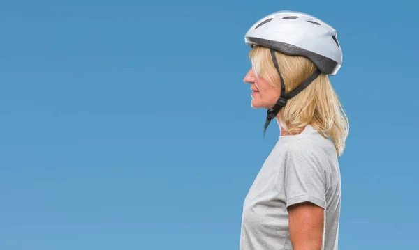 中年高加索自行车运动员戴安全帽在孤立的背景寻找一边 放松的轮廓摆姿势与自然的脸与自信的微笑 — 图库照片
