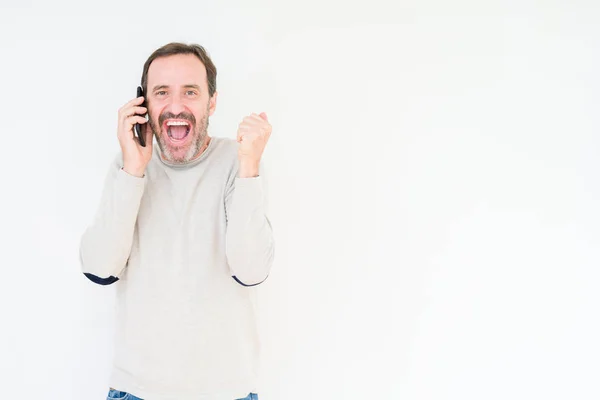 Senior Mann Spricht Auf Smartphone Über Isolierten Hintergrund Schreit Stolz — Stockfoto