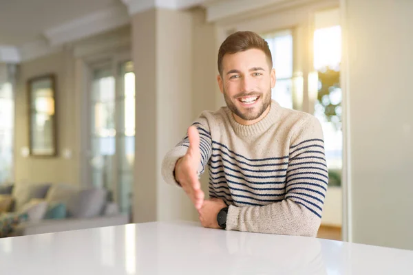 Jovem Homem Bonito Casa Sorrindo Amigável Oferecendo Aperto Mão Como — Fotografia de Stock