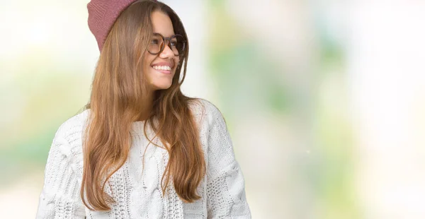 Junge Schöne Brünette Hipsterfrau Mit Brille Und Wintermütze Vor Isoliertem — Stockfoto