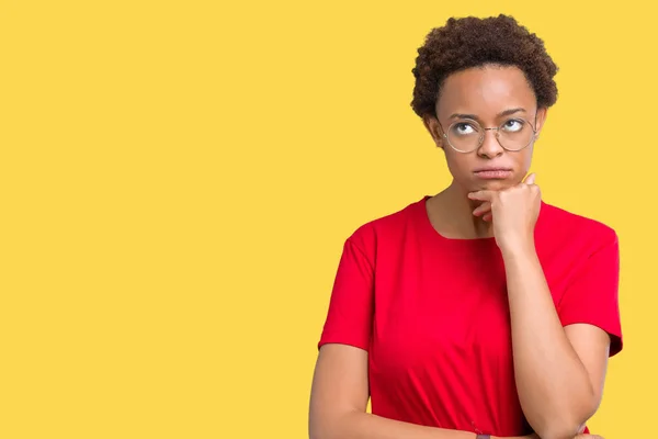 Bella Giovane Donna Afroamericana Che Indossa Occhiali Sfondo Isolato Pensando — Foto Stock