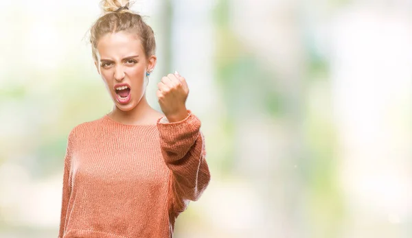 Bella Giovane Donna Bionda Sfondo Isolato Arrabbiato Pazzo Alzando Pugno — Foto Stock