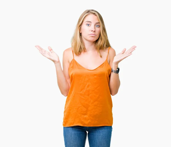 Hermosa Joven Con Camisa Naranja Sobre Fondo Aislado Expresión Despistada — Foto de Stock