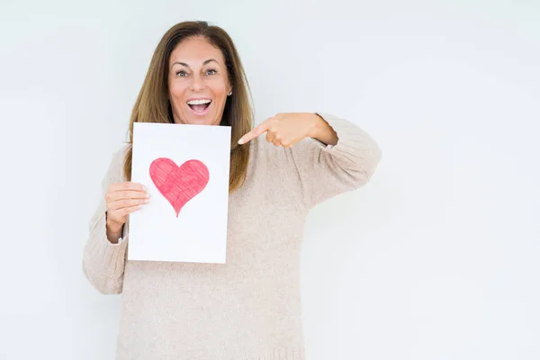 Mujer Mediana Edad Sosteniendo Regalo Tarjeta Con Corazón Rojo Sobre —  Fotos de Stock