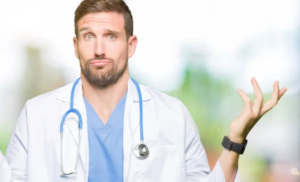 Gutaussehender Arzt Medizinischer Uniform Über Isoliertem Hintergrund Ratloser Und Verwirrter — Stockfoto