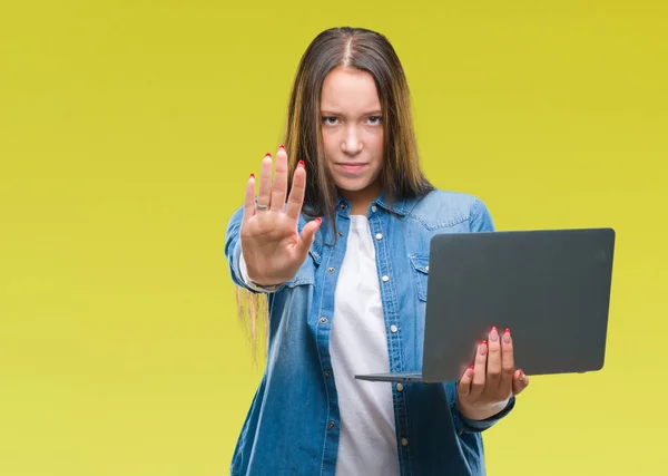 Mulher Branca Jovem Usando Laptop Sobre Fundo Isolado Com Mão — Fotografia de Stock