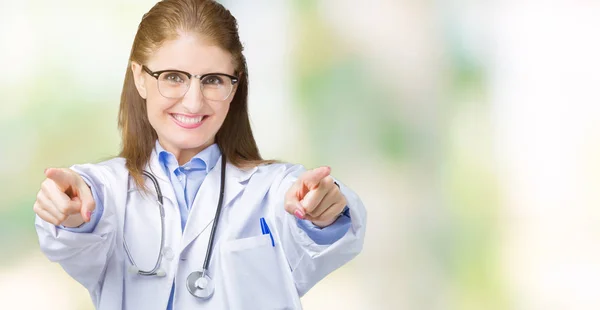 Medioevo Donna Medico Maturo Indossa Cappotto Medico Sfondo Isolato Indicando — Foto Stock