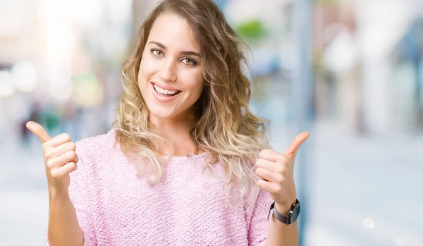 Bella Giovane Donna Bionda Sfondo Isolato Segno Successo Facendo Gesto — Foto Stock