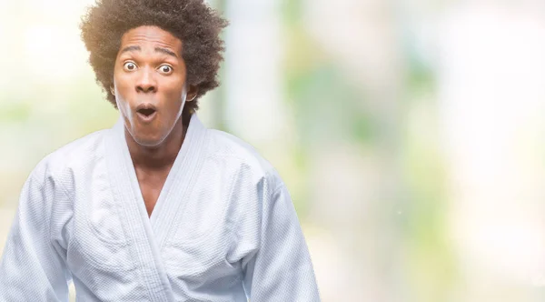 Afro Americano Vestindo Kimono Karatê Sobre Fundo Isolado Com Medo — Fotografia de Stock