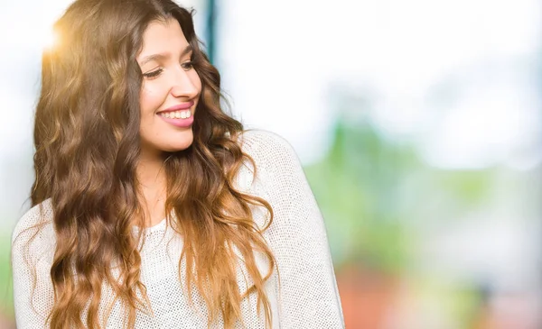 Giovane Bella Donna Che Indossa Maglione Bianco Guardando Altra Parte — Foto Stock