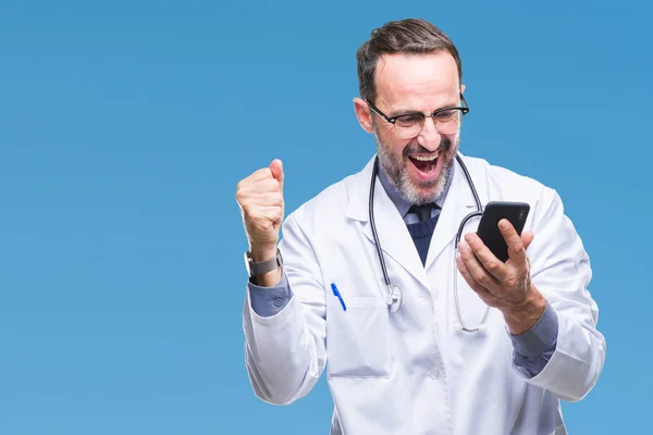 Medelåldern Senior Hoary Doktor Mannen Textning Med Smartphone Isolerade Bakgrunden — Stockfoto