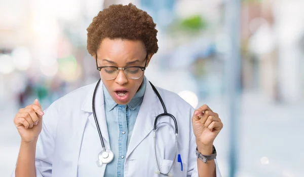 Tıbbi Kat Izole Üzerinde Giyen Genç Afro Amerikan Doktor Kadın — Stok fotoğraf