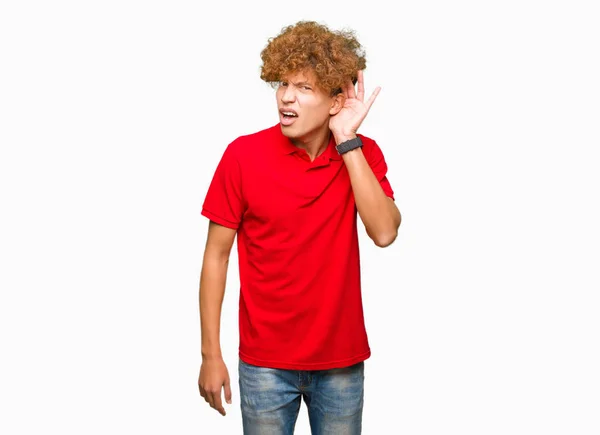 Joven Hombre Guapo Con Pelo Afro Vistiendo Camiseta Roja Sonriendo —  Fotos de Stock