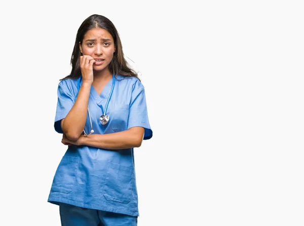Mujer Joven Médico Árabe Cirujano Sobre Fondo Aislado Buscando Estresado — Foto de Stock