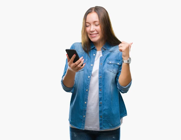 年轻美丽的高加索妇女发短信发送消息使用智能手机在孤立的背景尖叫骄傲和庆祝胜利和成功非常兴奋 欢呼的情感 — 图库照片