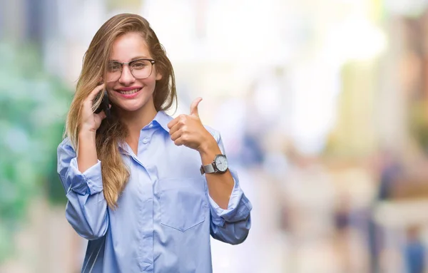 Junge Schöne Blonde Geschäftsfrau Telefoniert Mit Smartphone Über Isolierten Hintergrund — Stockfoto