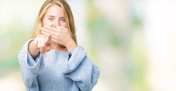 Hermosa Joven Con Suéter Azul Sobre Fondo Aislado Riéndose Señalando — Foto de Stock