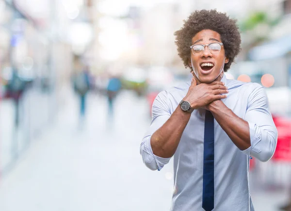 Hombre Negocios Afroamericano Con Gafas Sobre Fondo Aislado Gritando Sofocándose —  Fotos de Stock