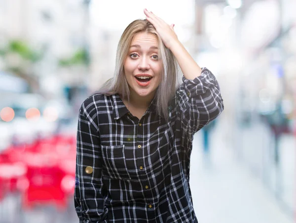 Tânără Blondă Peste Fundal Izolat Surprins Mâna Cap Pentru Greșeală — Fotografie, imagine de stoc