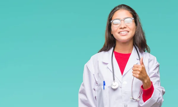 Mujer Joven Médico Árabe Sobre Fondo Aislado Haciendo Pulgares Felices —  Fotos de Stock