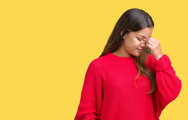 Joven Hermosa Morena Con Suéter Rojo Invierno Sobre Fondo Aislado —  Fotos de Stock