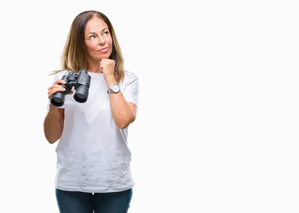 Hispanische Frau Mittleren Alters Die Durch Ferngläser Über Isolierten Hintergrund — Stockfoto