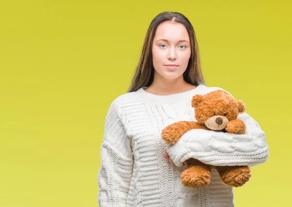 Joven Mujer Caucásica Sosteniendo Osito Peluche Sobre Fondo Aislado Con —  Fotos de Stock