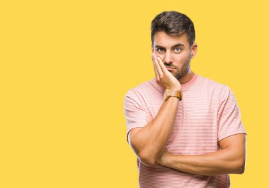 İzole arka plan düşünme seyir üzerinde genç yakışıklı adam yorgun ve sıkılmış çapraz silah depresyon sorunları ile.