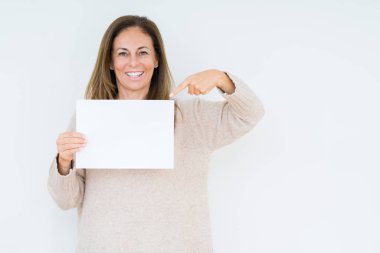 Boş kağıt sayfası izole arka plan üzerinde çok mutlu el ve parmak ile işaret tutan orta yaş kadın
