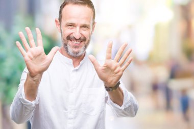 Orta yaş ağarmış komuta sizde gösterilen ve parmakları ile işaret izole arka plan üzerinde kendinden emin ve mutlu gülümseyerek süre on numara.