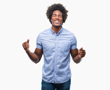 Afro Amerikalı adam kızgın ve silah ile başarı için deli kutluyor izole arka plan üzerinde kaldırdı ve heyecanlı çığlık gözler kapalı. Kazanan kavramı