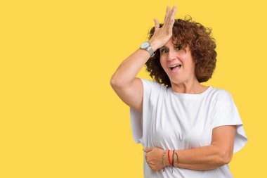 İzole arka kafasına hata için el ile sürpriz üzerinde beyaz t-shirt giyen güzel orta ager üst düzey kadın hata hatırlıyorum. Unuttum, kötü bellek kavramı.