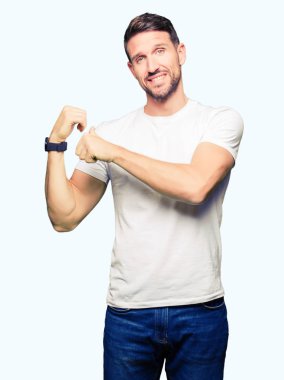 Emin gülümseyen casual beyaz t-shirt işaretleme için arkasından el ve başparmak yukarıya, giyen yakışıklı adam